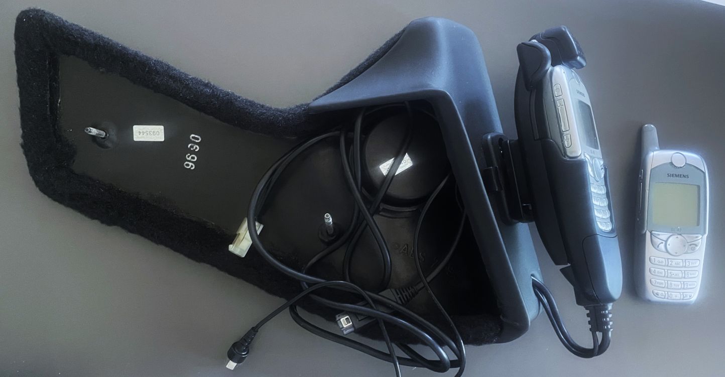 Leder- / Velour-Telefonkonsole mit 2 Siemens-Handys, original, passend für Porsche 964